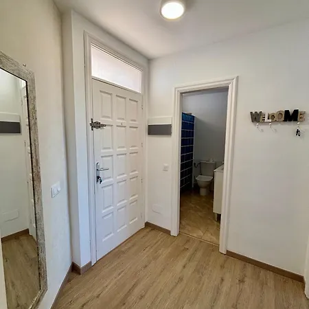 Victoria Apartment, 阿德耶