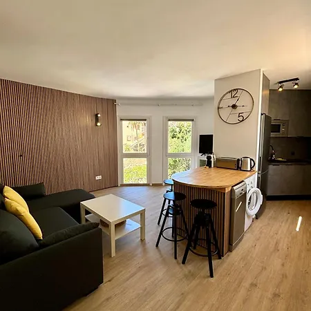 Victoria Apartment, * 阿德耶