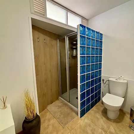 Victoria Apartment, * 阿德耶