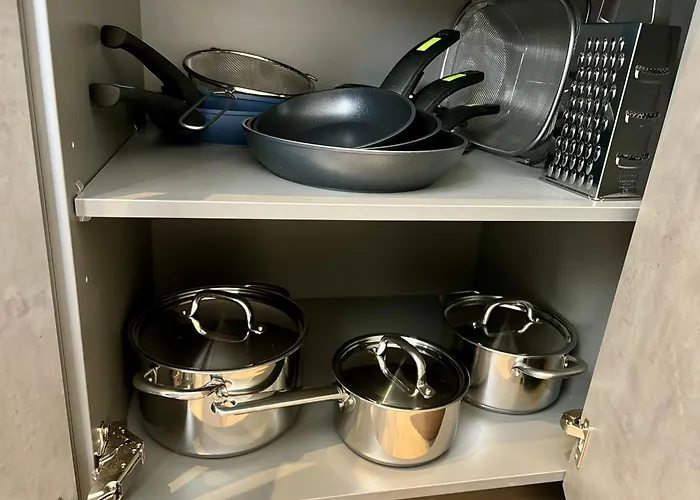 Victoria Apartment, אדחה