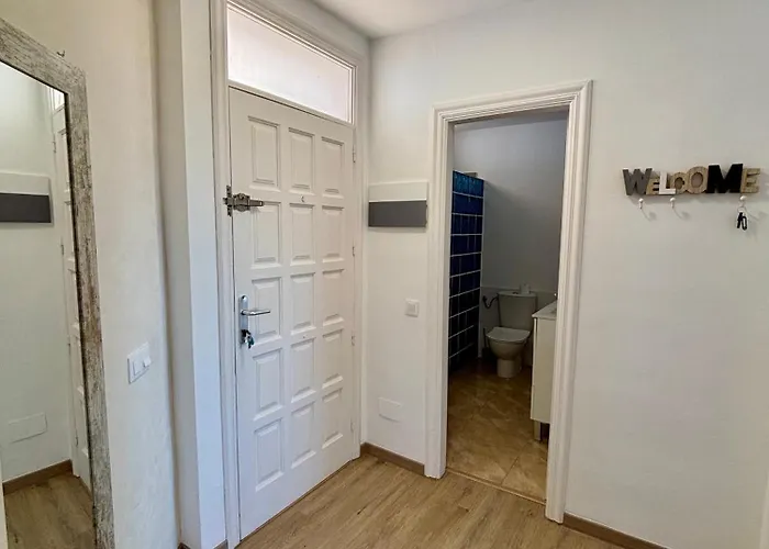 Victoria Apartment, אדחה