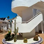 Victoria Apartment, * 阿德耶