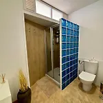 Victoria Apartment, * 阿德耶